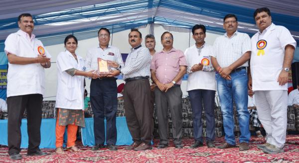 Dr. H. K. Verma, Director of Extension Education awarded the 1st prize for stall exhibition to Dept. of Veterinary Parasitology in Pashu Palan Mela
